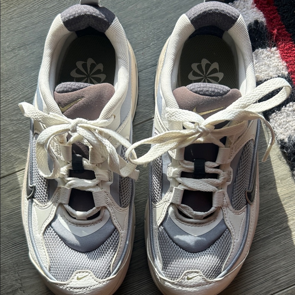 Nike Women's Sneakers in White and Gray
